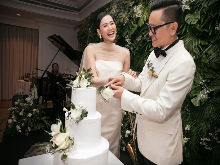 Cô dâu vài lần rơi nước mắt khi lắng nghe tâm sự của bạn bè, khách mời dành cho mình. Ảnh: Vietnamnet
