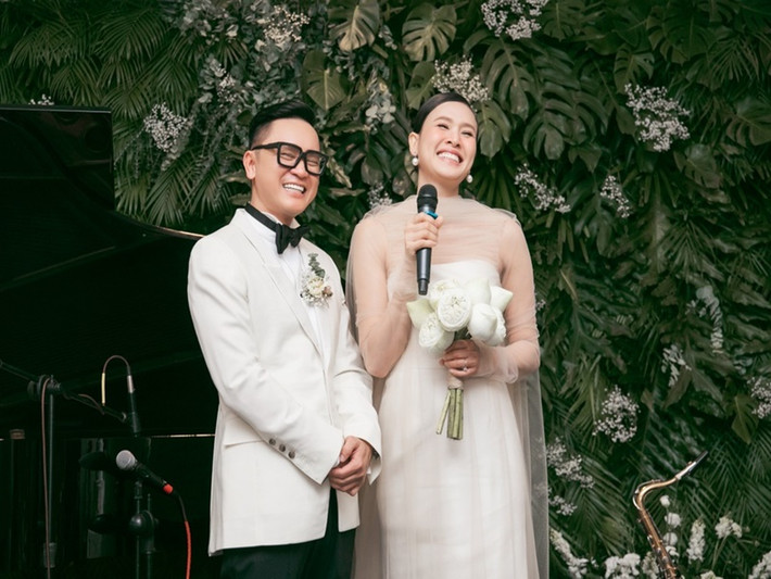 Khi thực hiện các nghi lễ cưới, Dương Mỹ Linh diện chiếc váy trắng cúp ngực của NTK Lâm Gia Khang. Ảnh: Zing