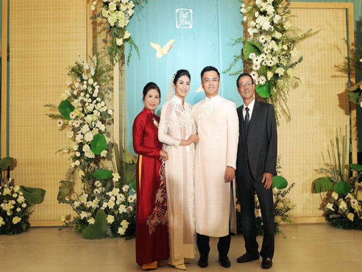 Không chỉ cô dâu chú rể, gia đình, người thân, bạn bè cũng diện áo dài trong đám cưới Ngọc Hân. Ảnh: VTV