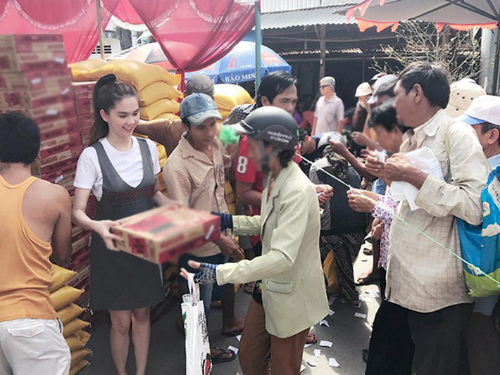 Thông tin Ngọc Trinh ủng hộ 50 triệu cho người dân miền Trung gây chú ý. Bên cạnh lời khen ngợi chân dài gốc Trà Vinh, một số cư dân mạng tò mò vì sao cô không đứng ra kêu góp quyên góp giống Thủy Tiên.