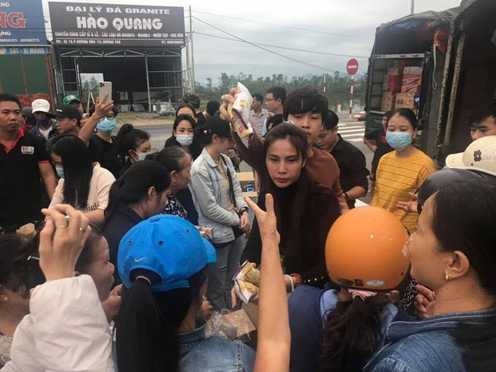 Thủy Tiên là một trong những sao Việt kêu gọi ủng hộ miền Trung. Trong vòng 24 tiếng, cô nhận được số tiền quyên góp lên đến 10 tỷ đồng.