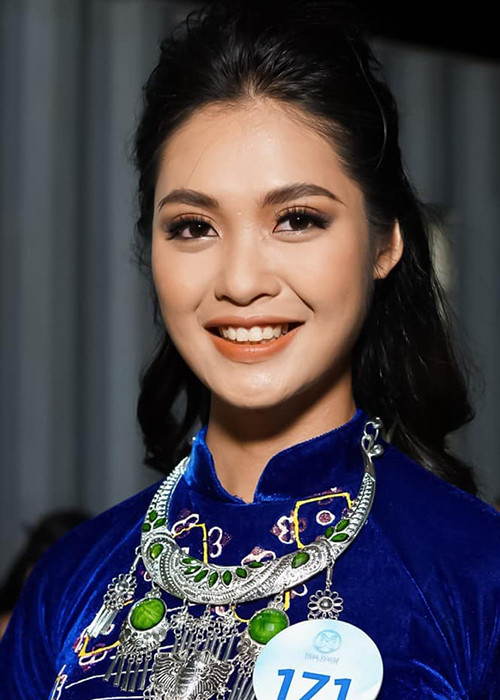 Nông Thúy Hằng là một trong những thí sinh Hoa hậu Việt Nam 2020 dừng chân ở top 40. Nhiều người cho rằng cô bị loại vì có dáng catwalk kỳ lạ giống như bạch tuộc.