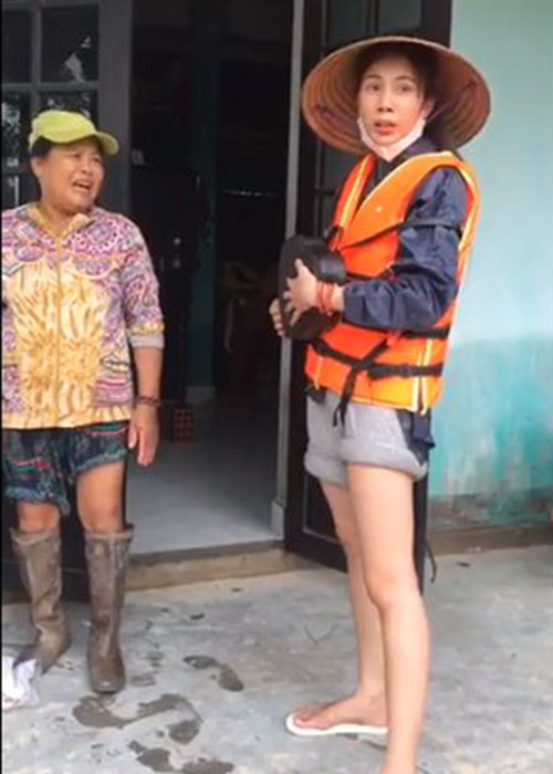 Trong đoạn livestream mới nhất, Thủy Tiên vừa đi trao quà gồm thực phẩm, thuốc men vừa hỏi thăm cuộc sống của bà con ở Quảng Điền (Huế).