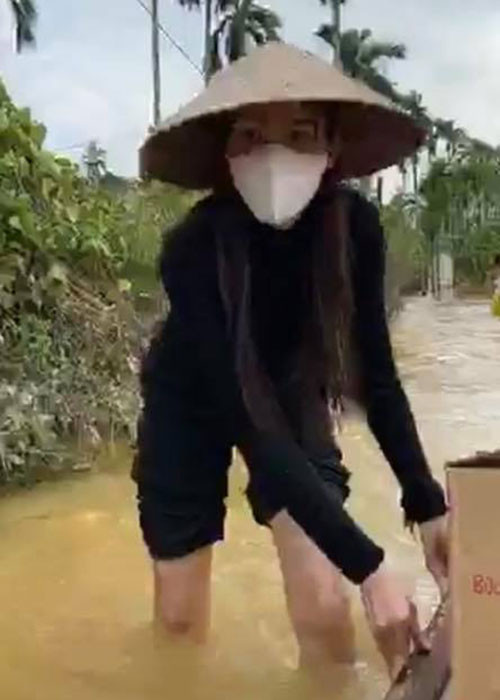Mới đây, trong cuộc phỏng vấn với Pháp luật & bạn đọc, Thủy Tiên cho biết, trong đợi từ thiện này, cô góp sức mình là chính. Bởi lẽ, hồi Tết, cô đã bán hết hột xoàn làm từ thiện, sau đó thu nhập bị ảnh hưởng do dịch COVID-19 và dùng tiền mua gạo từ thiện ở quê.