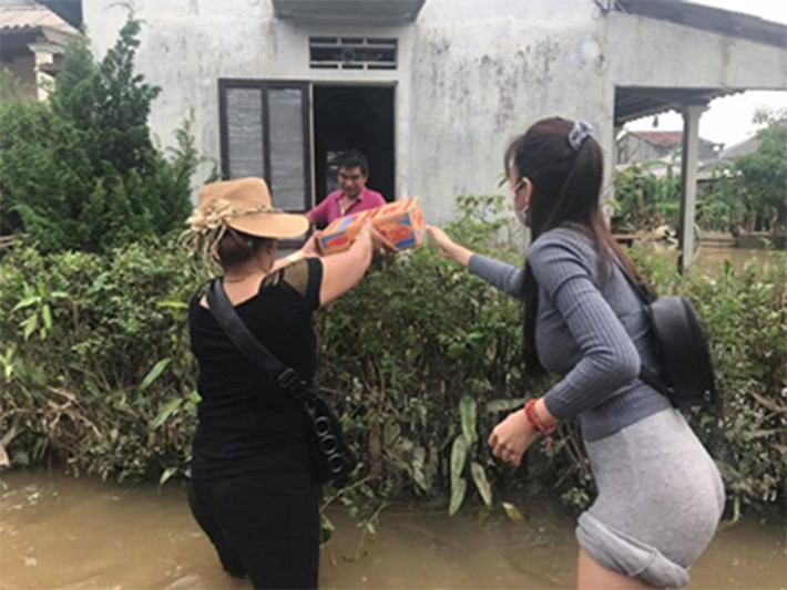 Thủy Tiên mặc trang phục giản dị khi đi trao quà của những mạnh thường quân cho bà con miền Trung.