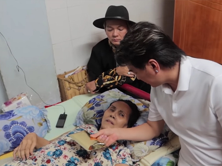 Mr Đàm tặng số tiền 30 triệu đồng và nhiều món quà giá trị khác để giúp đỡ nghệ sĩ Hoàng Lan. Thực tế, đây không phải lần đầu tiên nam ca sĩ giúp đỡ đồng nghiệp. Ảnh: Dân Việt