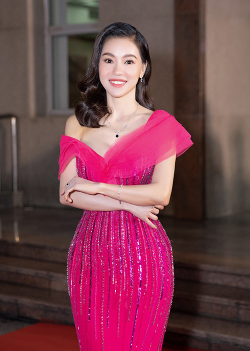“Bà trùm hoa hậu” Phạm Kim Dung nổi bật với đầm hồng ánh tím cùng bộ trang sức 580 triệu.