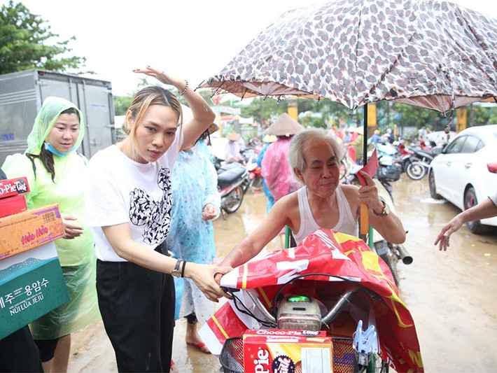 Thủy Tiên, Mỹ Tâm và Trấn Thành đều hướng về miền Trung. Hiện tại, Thủy Tiên và Mỹ Tâm đi trao quà cho bà con trong khi đó, ít ngày nữa Trấn Thành sẽ lên đường.