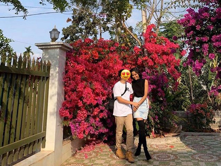 Mới đây, H'hen Niê chia sẻ khoảnh khắc ngọt ngào bên bạn trai giấu mặt ở quê nhà Đắk Lắk. Ngoài hình ảnh bên nửa kia, nàng hoa hậu còn lập lửng chuyện cưới xin.