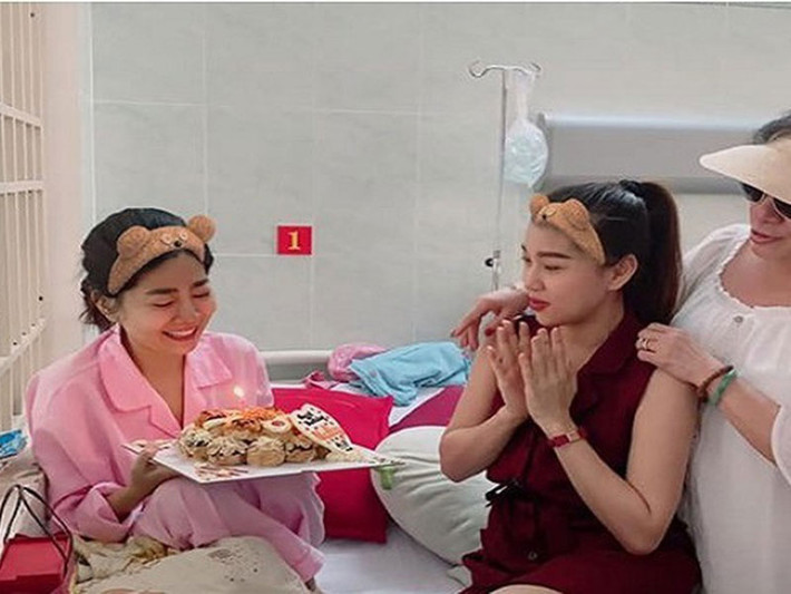 Những ngày giáp Tết Nguyên Đán 2020, bệnh tình của Mai Phương trở nặng. Trên trang cá nhân một người bạn của Mai Phương chia sẻ hình ảnh cô đón sinh nhật tuổi 35 bên bạn bè tại bệnh viện.