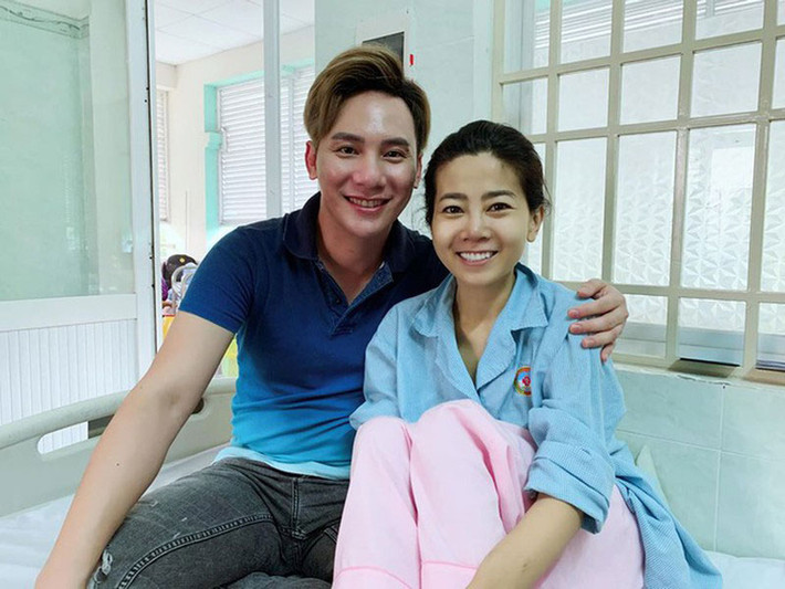 Gần đây, MC Ngọc Châu cho biết, Mai Phương bị kháng thuốc. "Cô ấy thường ôm người vì đau đớn, nói thều thào. Mai Phương cũng hầu như không ăn, chỉ truyền đạm. Tôi và bạn bè nhìn Phương yếu đều rất xót xa”, Ngọc Châu chia sẻ trên Zing.
