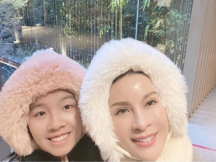 Từ nhỏ, Alex đã sang Mỹ sinh sống và học tập. Theo Thanh Mai, con gái vẫn nói tiếng Việt sõi.