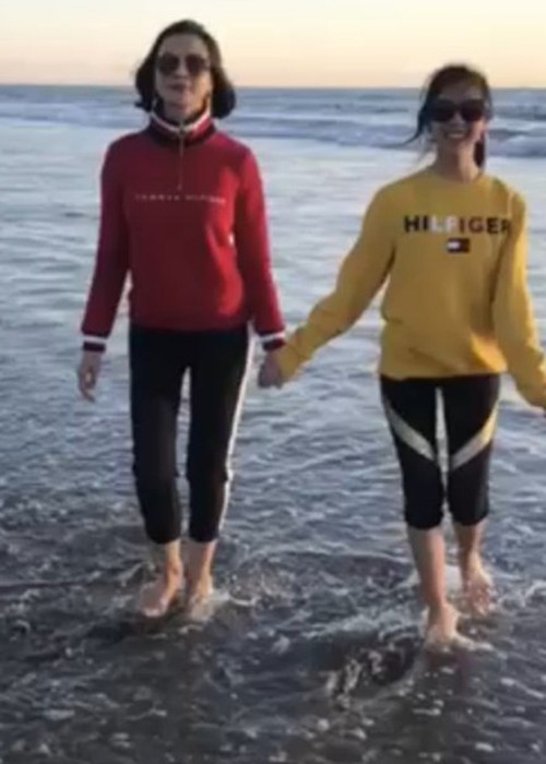 Thanh Mai thi thoảng đăng tải video hai mẹ con được quay từ xa trên trang cá nhân.