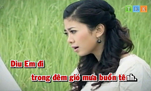 Với sự dìu dắt của nhạc sĩ Nguyễn Văn Chung, Mai Phương tung ca khúc “Tiếng dương cầm trong đêm”. Đây là bài hát thành công nhất của Mai Phương. Cuối năm 2018, cô thể hiện ca khúc "Duyên phận", khoe giọng hát bolero giàu cảm xúc trong chương trình "Bước chân hai thế hệ". Ảnh: Giao thông