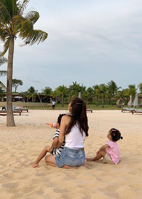 Sau khi kết hôn, Hà Tăng bỏ lại ánh hào quang showbiz để làm tròn vai trò người vợ, người mẹ, người con dâu. Đối với cô, niềm hạnh phúc là chứng kiến các con khôn lớn.