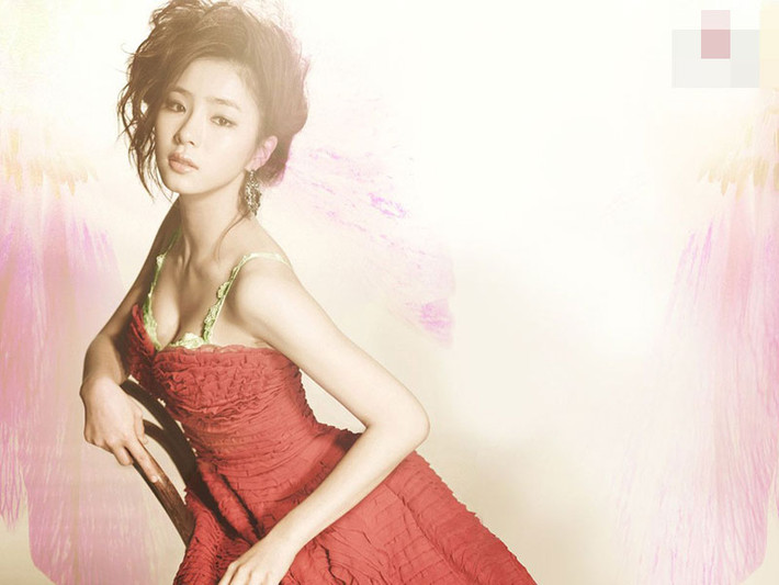 Shin Se Kyung sinh năm 1990, bước vào showbiz vào năm 8 tuổi. Cô được các đạo diễn phim ưu ái một phần nhờ nhan sắc.