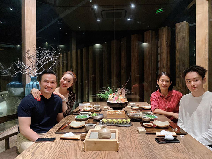 Chi Bảo từng dẫn bạn gái mới Thùy Chang đi ăn cùng con trai và vợ cũ.