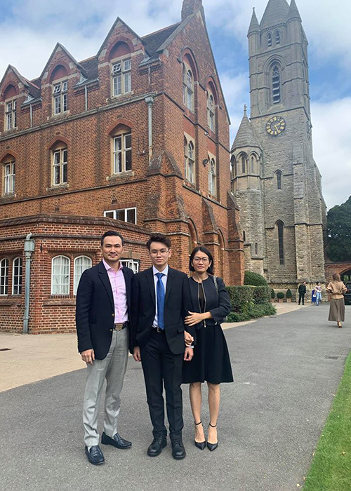 Diễn viên Chi Bảo mới đây chia sẻ con trai của anh - Gia Cát sẽ từ London về Việt Nam sau khi trường học ở Anh đóng cửa vì Covid-19.