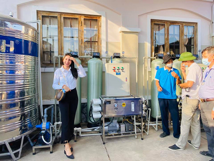 Ngoài ra, mới đây, trạm cấp nước ngọt miễn phí đầu tiên cho 4.000 dân tại Cồn Tàu, Bến Tre trong dự án của Thủy Tiên đã bắt đầu đi vào hoạt động