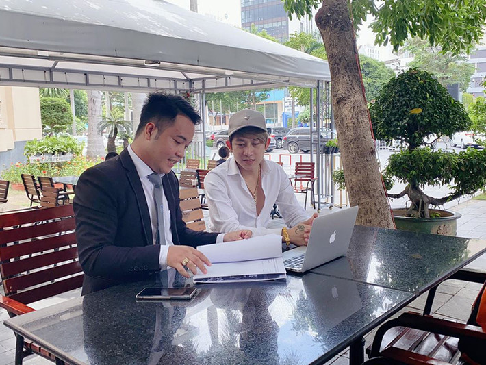 “Bằng mọi giá tôi sẽ nhờ luật sư của tôi làm cho rõ trắng đen việc này, tôi cam đoan người tung tin thất thiệt sẽ nhận hậu quả. Không phải tự dưng không bằng không chứng mà bôi nhọ danh dự tôi được”, Hồ Gia Hùng nhấn mạnh. Ảnh: Thời báo doanh nhân