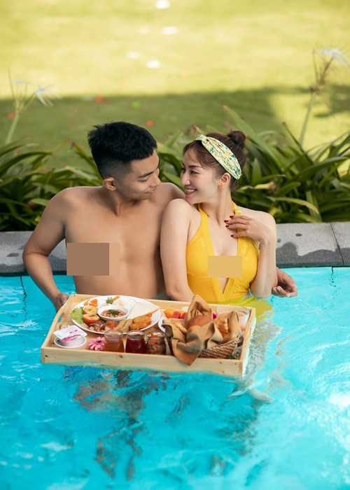 Sau khi sinh con gái thứ hai, Khánh Thi không hài lòng với vóc dáng nên đã ép cân khắc nghiệt. Kết quả là cô sở hữu sắc vóc nuột nà, thon gọn chẳng kém gì thiếu nữ.