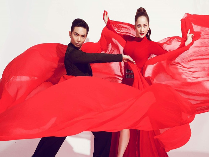 Phan Hiển chia sẻ, anh tự hào về bà xã xinh đẹp và đôi khi anh thấy tự ti mỗi lần sánh bước bên cô.