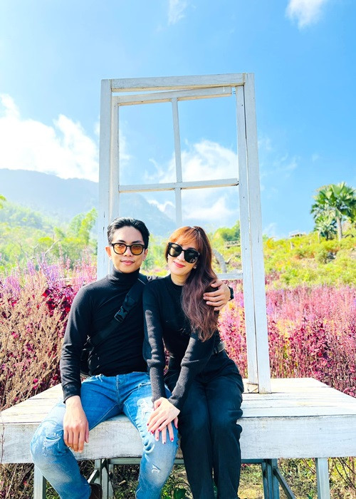 Mối quan hệ giữa vợ và mẹ rất vui vẻ, hòa thuận khiến Phan Hiển rất vui. Anh tiết lộ, mẹ của mình cưng Khánh Thi như con gái ruột.