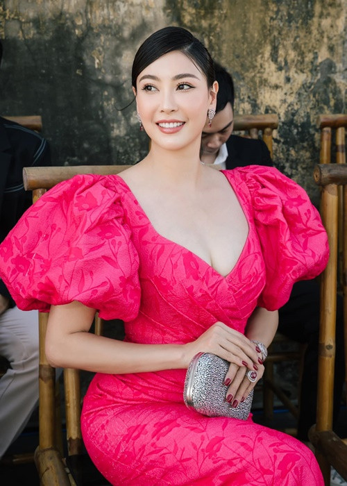 Nữ giám khảo Miss Grand Vietnam 2022 nổi bật mỗi khi xuất hiện nhờ nhan sắc không tuổi, mặc sang trọng.