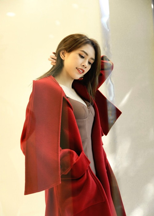 Thùy Dương kém Minh Tiệp 13 tuổi. Cô từng lọt top 10 Hoa hậu Việt Nam 2010, học về người mẫu và đạo diễn thời trang.