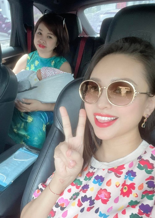 Sau sinh 10 ngày, nữ MC đã đi ra ngoài khi đưa con đi tái khám.