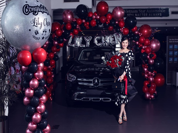 Hồi tháng 3/2022, cô khoe chốt đơn chiếc xe SUV hạng sang Mercedes-AMG G63 màu trắng, nhưng sau đó đã đi nhận bàn giao chiếc xe Mercedes-Benz GLC mới. Đến nay, chưa rõ là "ngọc nữ bolero" có chốt mua thêm chiếc xe Mercedes-AMG G63 15 tỷ hay không.