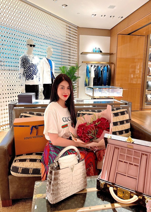 Mới đây, Lily Chen khoe mua túi xách 1 tỷ.