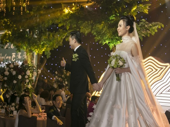 Phía Cường Đô la và Đàm Thu Trang từng giải thích rằng vì lễ cưới có nhiều thiết bị, trong khi đó nhà hàng lại không đủ lượng người để quản lý. Vì lo lắng đến an toàn của các bé, cặp đôi không khuyến khích trẻ dưới 5 tuổi tham dự. Ảnh: Lao động