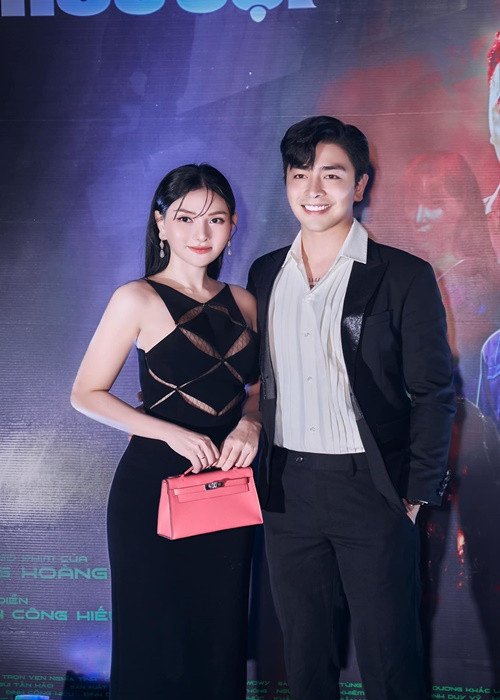 Nữ ca sĩ Thu Thủy kết hôn lần 2 đã được 3 năm. Cô và chồng trẻ hiện tại có một cô con gái chung.