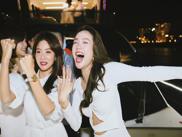 Khả Ngân và Minh Hằng rất thân thiết. Trước đó, khi Minh Hằng được cầu hôn, Khả Ngân khóc trong hạnh phúc. “Bà chị tôi nói đồng ý mà tôi mừng quá nên cảm xúc dâng trào, chứ không nói người ta tưởng tôi được cầu hôn lại chết dở”, Khả Ngân chia sẻ. Ảnh: FBNV