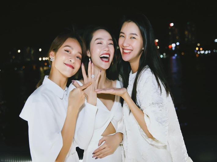 Gần đây, Khả Ngân tổ chức tiệc độc thân bất ngờ cho Minh Hằng và đưa đàn chị đi thử váy cưới. Ảnh: FBNV