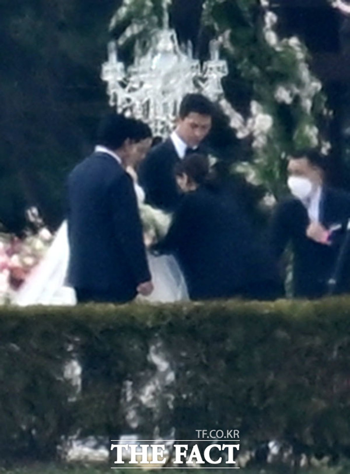 Mới đây, Hyun Bin - Son Ye Jin lộ diện. Cô dâu chú rể tập dượt cho lễ cưới. Ảnh: The Fact