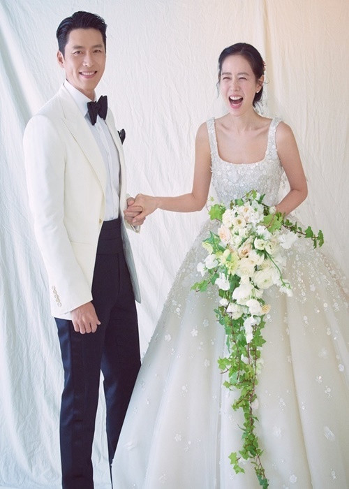 Công ty quản lý của Hyun Bin, Son Ye Jin công bố hai bức ảnh cưới của cô dâu chú rể. Son Ye Jin diện mẫu váy cổ vuông thuộc bộ sưu tập Bridal Summer - Spring 2022 của thương hiệu cao cấp Elie Saab, có giá hơn 524 triệu đồng. Ảnh: Zing