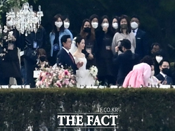 Khoảnh khắc Son Ye Jin được bố dắt tay vào lễ đường khi tập dượt. Ảnh: The Fact