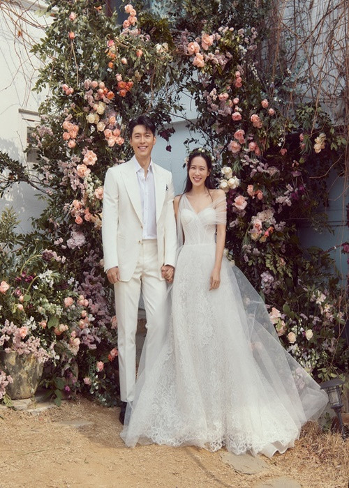 Son Ye Jin còn chọn mẫu váy thương hiệu Vera Wang có giá hơn 265 triệu đồng. Ảnh: Zing