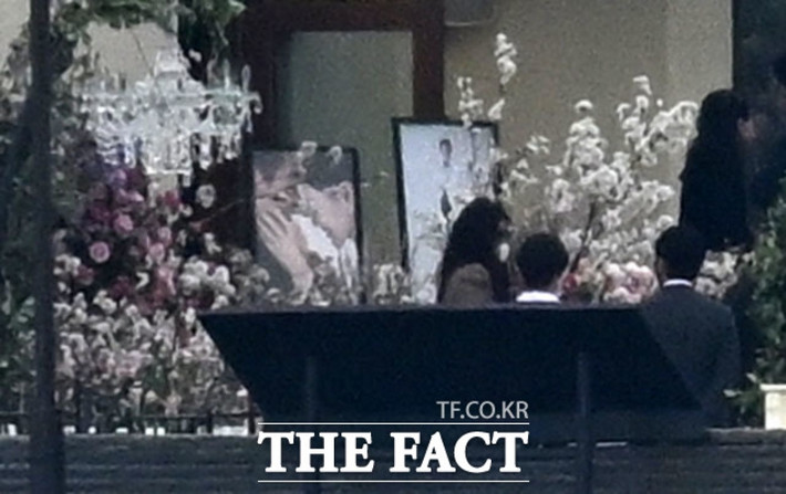 Loạt ảnh cưới của Son Ye Jin và Hyun Bin được trưng bày nơi tổ chức hôn lễ. Ảnh: The Fact