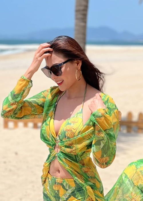 Thúy Diễm vừa chia sẻ loạt ảnh gợi cảm. Cô mặc bikini cùng áo choàng tạo dáng trên bãi biển.