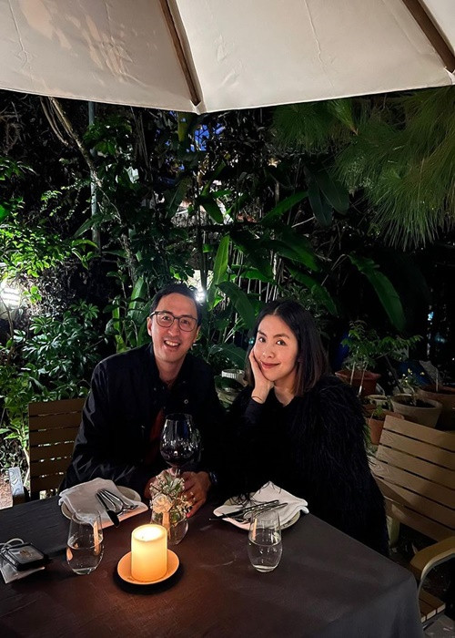 Vợ chồng Tăng Thanh Hà - Louis Nguyễn ở Đà Lạt những ngày qua. Mới đây, Louis Nguyễn khoe ảnh hẹn hò bà xã. Cặp đôi cùng ăn tối dưới ánh nến.