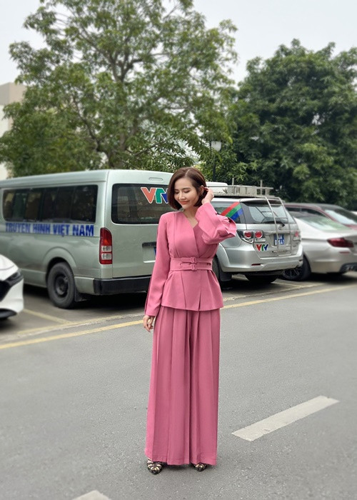 Để làm tốt vai Vân Trang, Huyền Lizzie dành nhiều thời gian nghiên cứu kịch bản, tâm lý nhân vật, tự mình chuẩn bị trang phục với sự góp ý, hỗ trợ của các nhà thiết kế, stylist để làm sao xây dựng được tạo hình thể hiện đúng tính cách, công việc của nhân vật Vân Trang.
