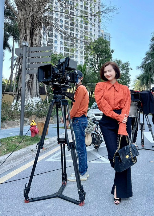 Việc tích cực sử dụng đa dạng kiểu quần ống loe, suông với nhiều biến tấu kết hợp cùng những kiểu vest thịnh hành, sơ mi kiểu cách đã góp phần định hình sắc nét phong cách một boss nữ thành công, cá tính của Vân Trang.