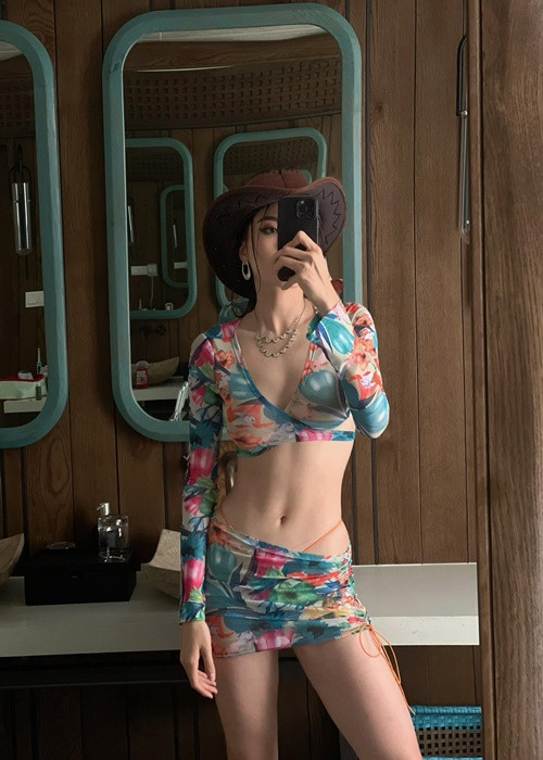 Kỳ Duyên phô diễn vẻ đẹp hình thể với váy ngắn, áo croptop.