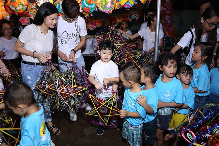 Dù bận rộn với công việc nhưng vợ chồng Tim - Trương Quỳnh Anh vẫn cố gắng dành thời gian cùng con trai Sushi đón Tết trung thu.