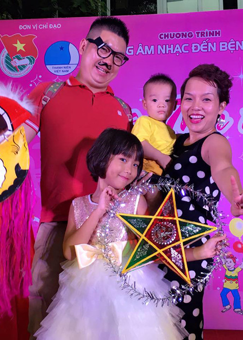 Hai nhóc tì nhà Thái Thùy Linh còn đến tham gia chương trình “Trung thu hồng 2016” cho các bệnh nhi của Viện nhi trung ương.