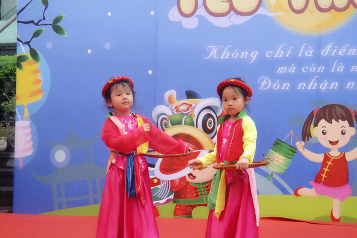 Nhóc tì nhà Jennifer Phạm tự tin múa trên sân khấu dù đây là lần đầu tiên cô nhóc biểu diễn trước hàng trăm khán giả.
