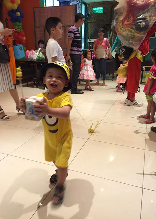 Trong trang phục chú minions đáng yêu, bé Noah liên tục đùa nghịch khiến mọi người có mặt đều thích thú.